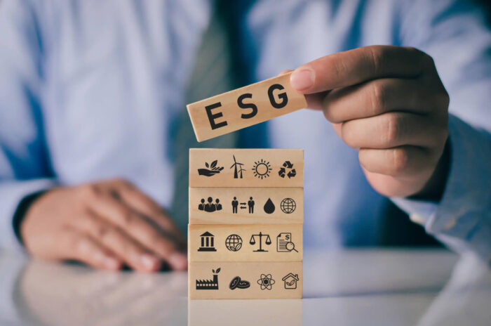 businessman-with-wooden-block-hand-esg-icon-concept-environmental-social-governance-sustainable-ethical-business-network-connection-green-background