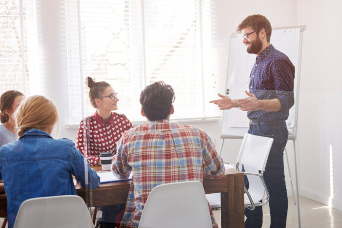 Piano transizione 5.0 Il team di Alfa Consult che si prepara per supportare le aziende in sala riunioni per il piano transizione 5.0